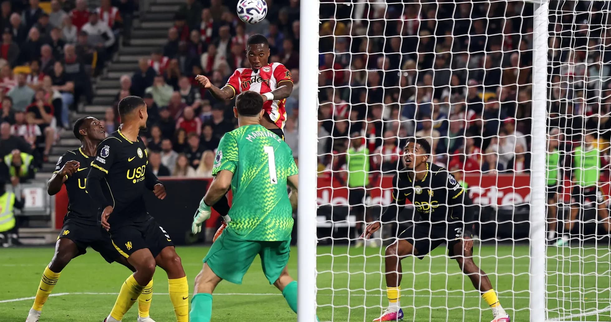 Brentford və Chelsea arasında top üçün mübarizə