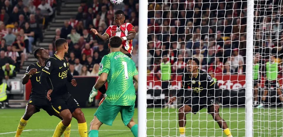 Brentford və Chelsea arasında top üçün mübarizə