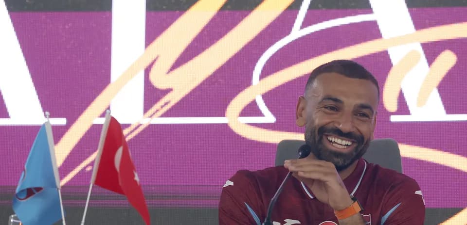 Futbolçu mətbuat konfransında gülərək danışır