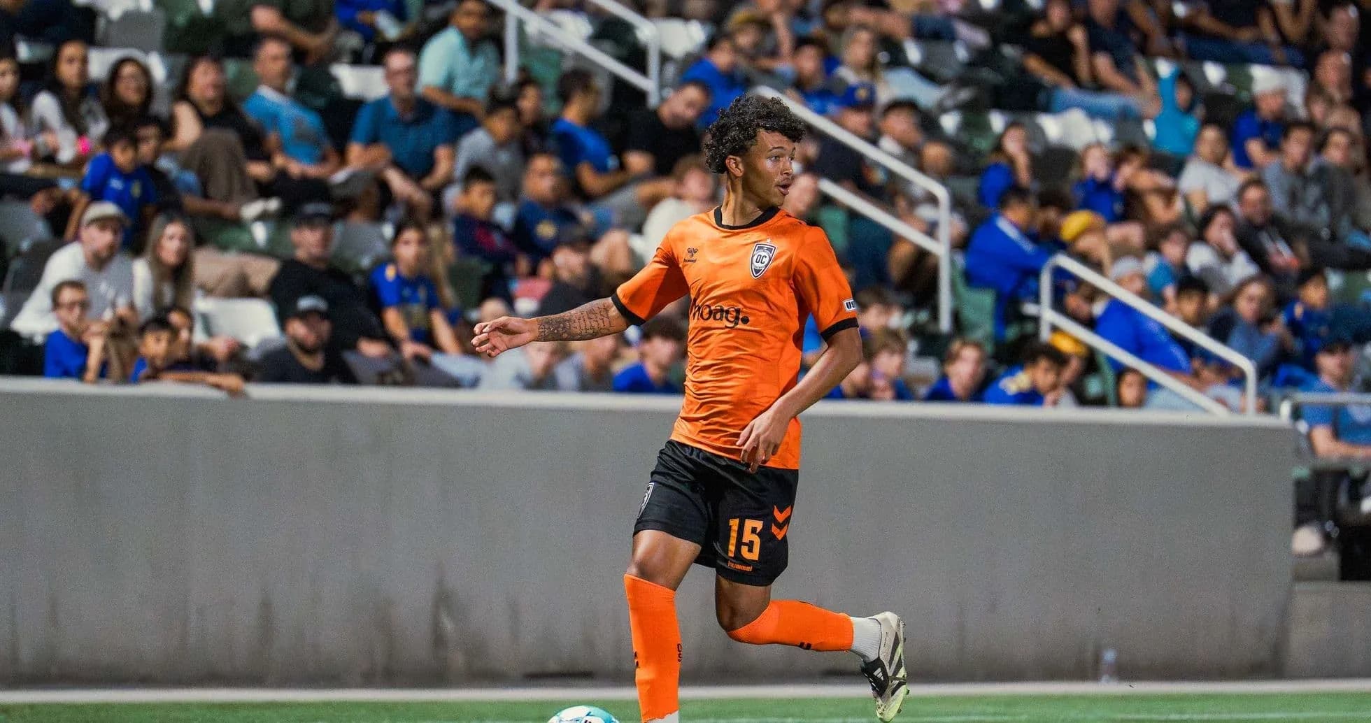 Oyunun topunu idarə edən Orange County SC oyunçusu
