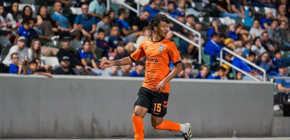 Oyunun topunu idarə edən Orange County SC oyunçusu