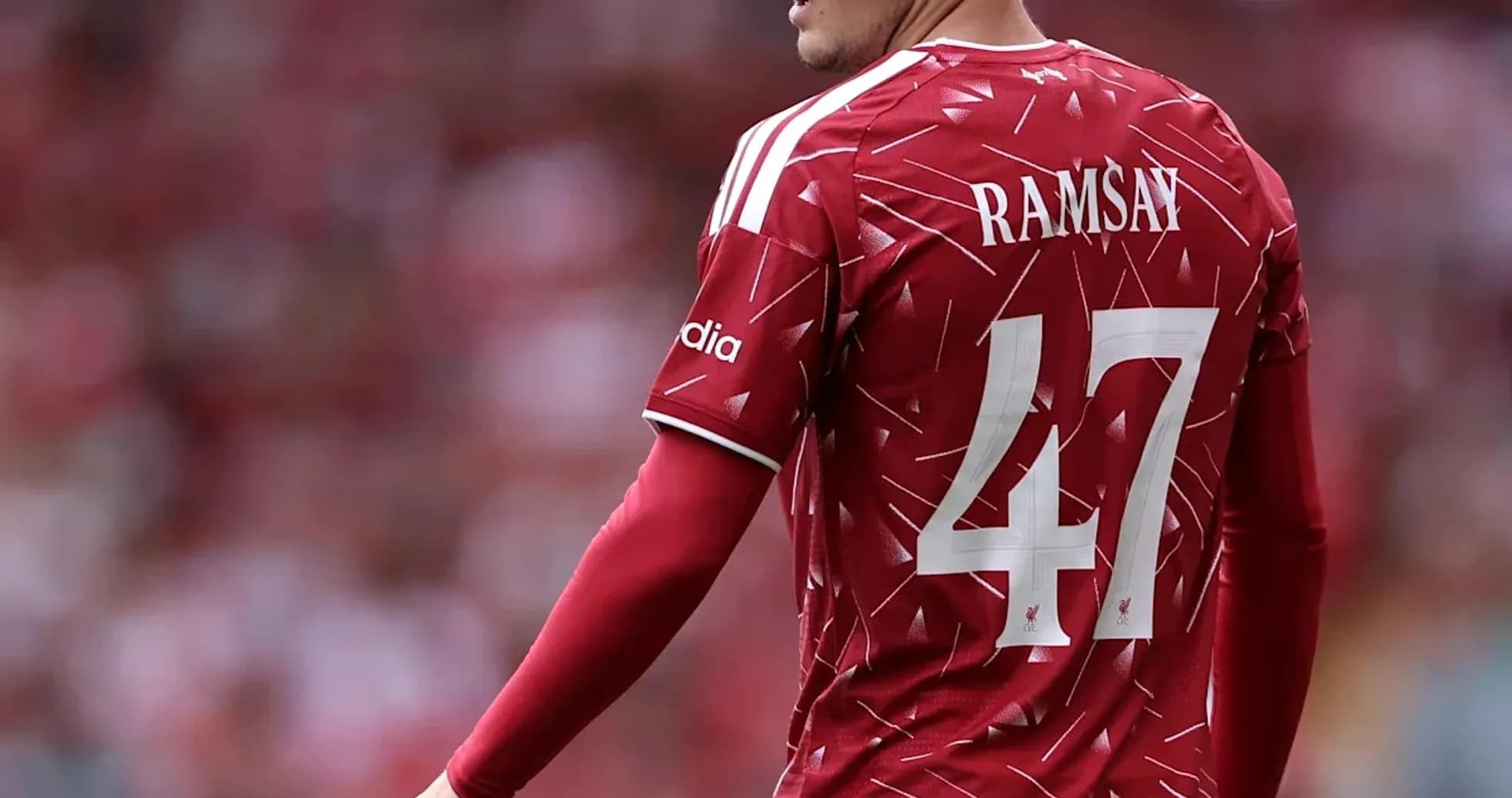 Futbolçu Ramsay stadionun içində arxaya dönüb