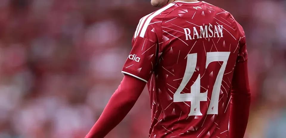 Futbolçu Ramsay stadionun içində arxaya dönüb