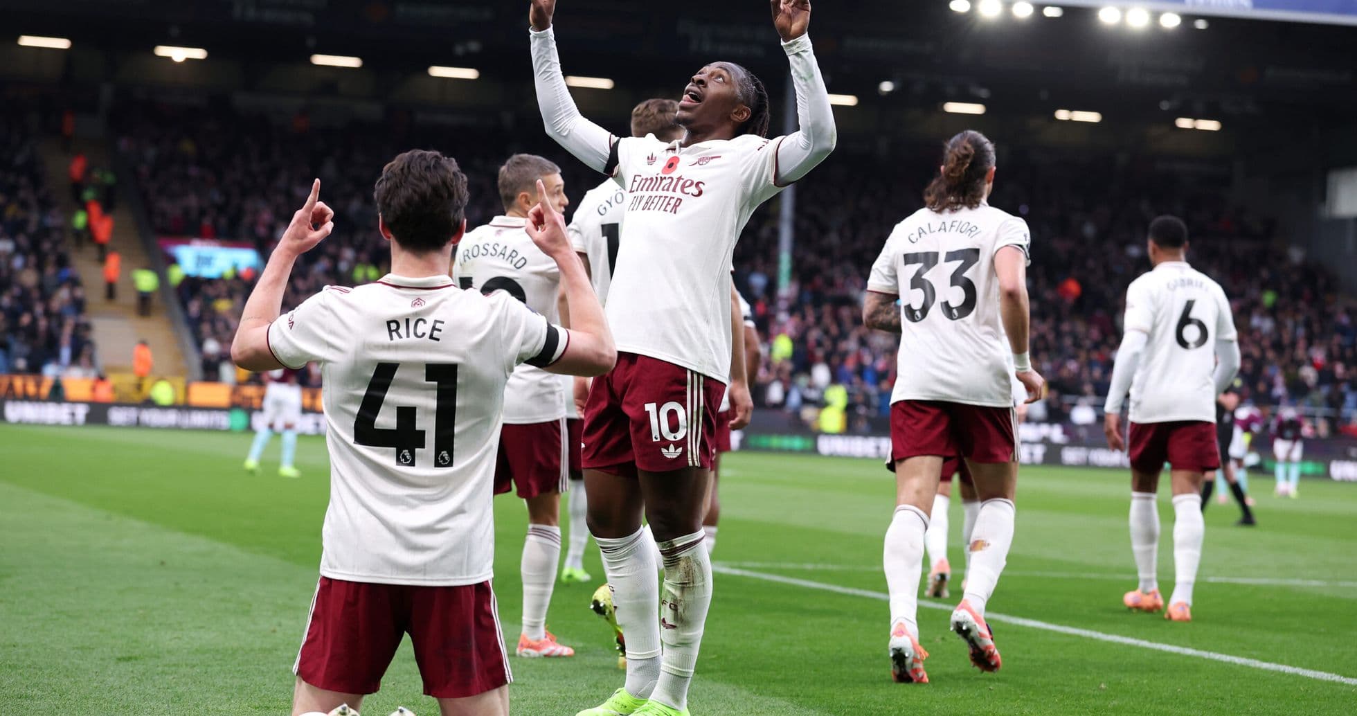 Arsenal oyunçuları qol sevincini qeyd edirlər