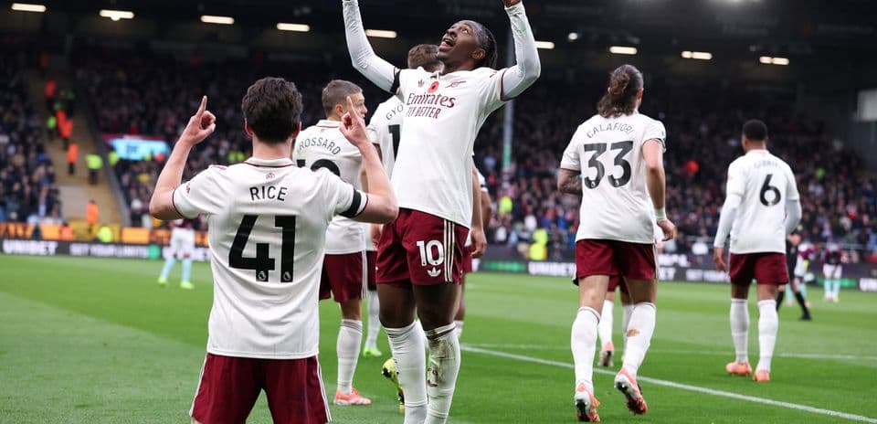 Arsenal oyunçuları qol sevincini qeyd edirlər