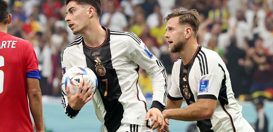 Alman futbolçular topu ələ keçirir