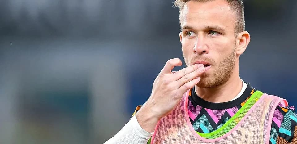 Futbolçu məşq zamanı dodağını yalayır