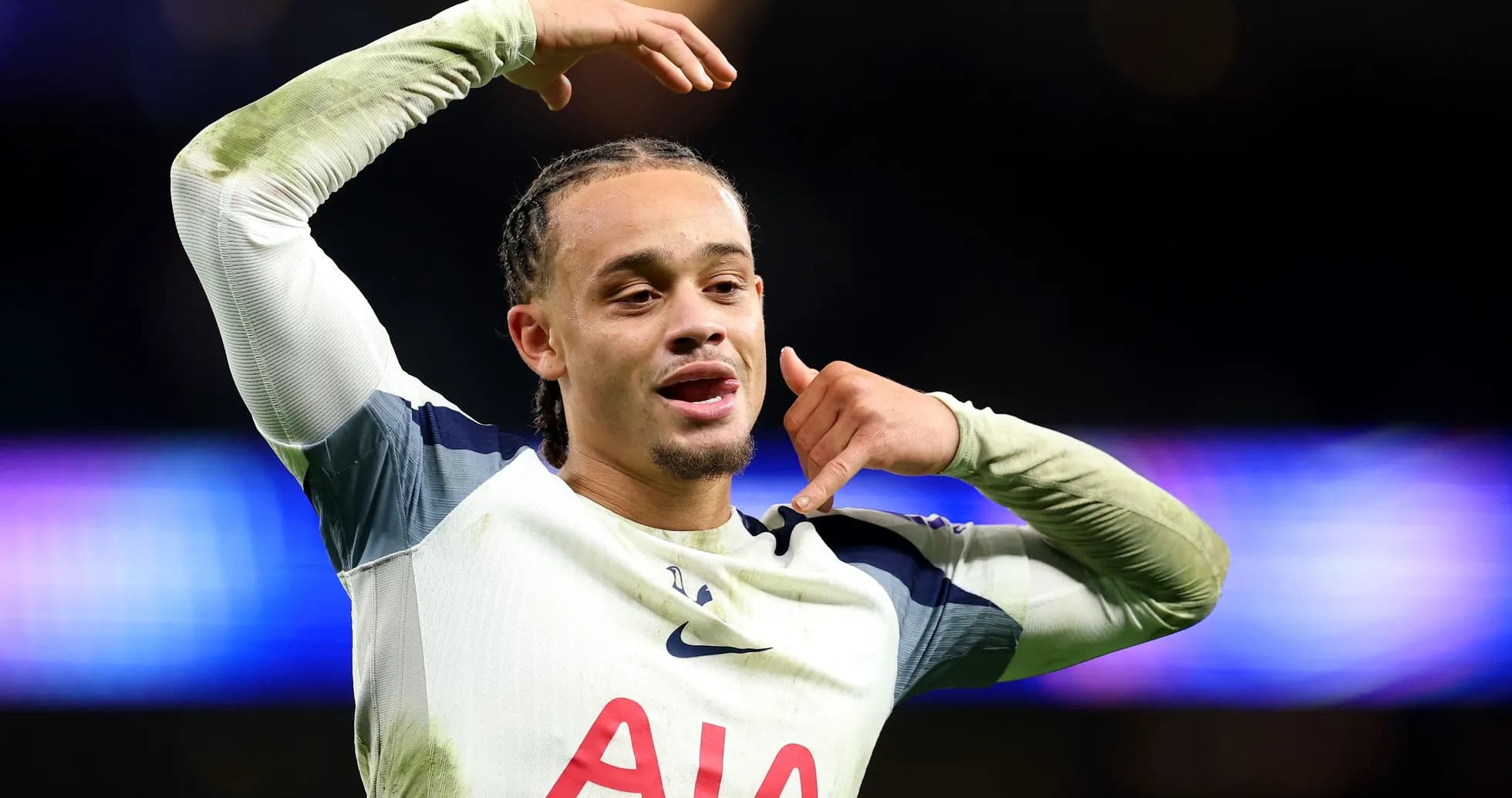 Futbolçu qol vurduqdan sonra telefon işarəsi edir