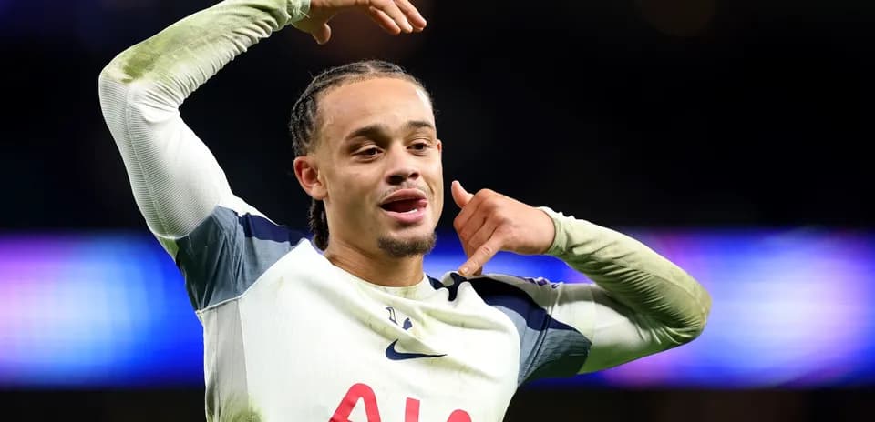 Futbolçu qol vurduqdan sonra telefon işarəsi edir