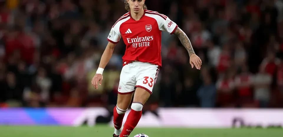 Arsenal player dribbling the ball during match