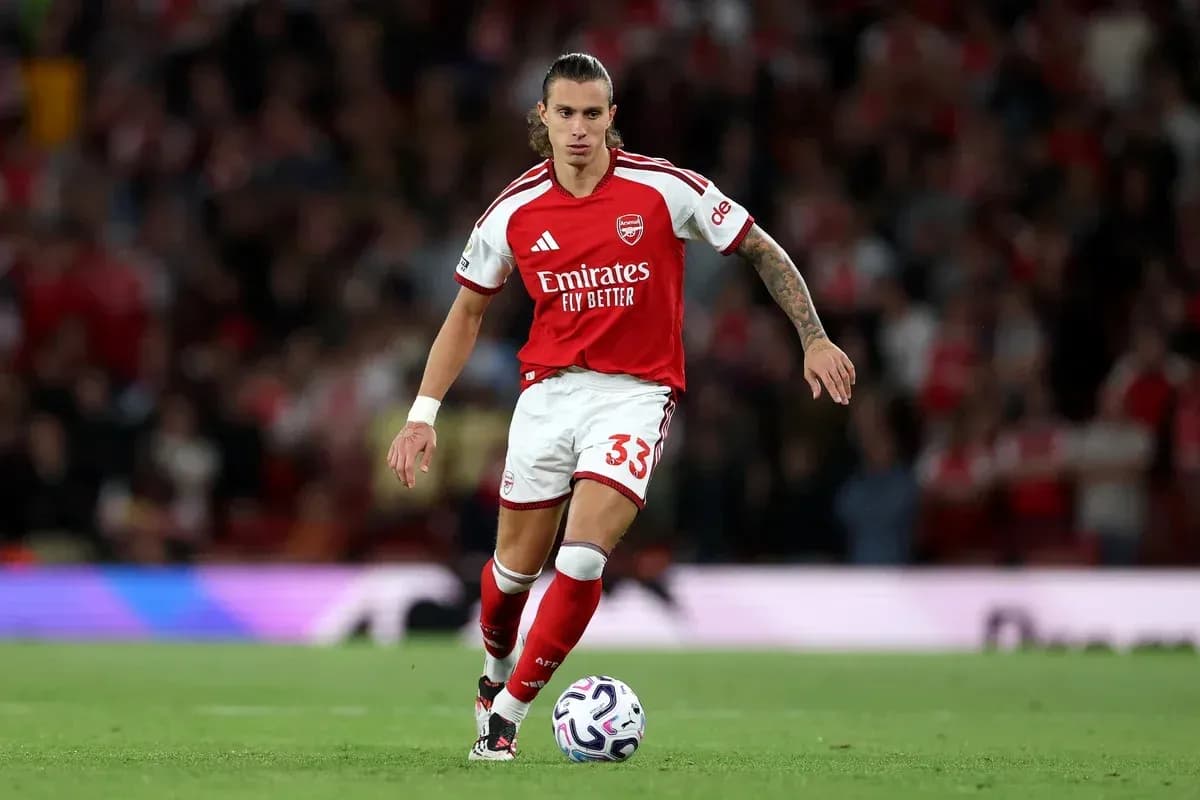 Arsenal player dribbling the ball during match