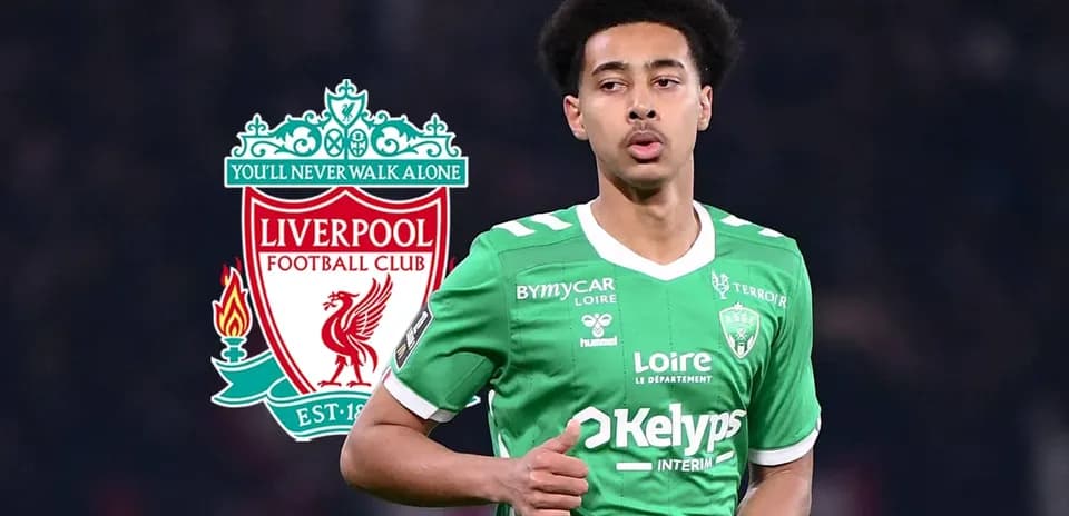 Futbolçu yaşıl forma ilə meydanda yürüyür