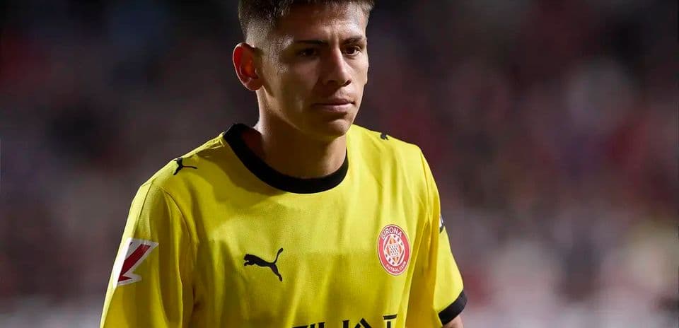 Futbolçu sarı forma ilə meydanda yürüyür
