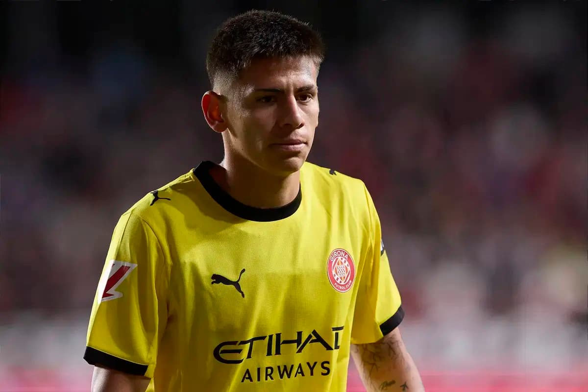 Futbolçu sarı forma ilə meydanda yürüyür