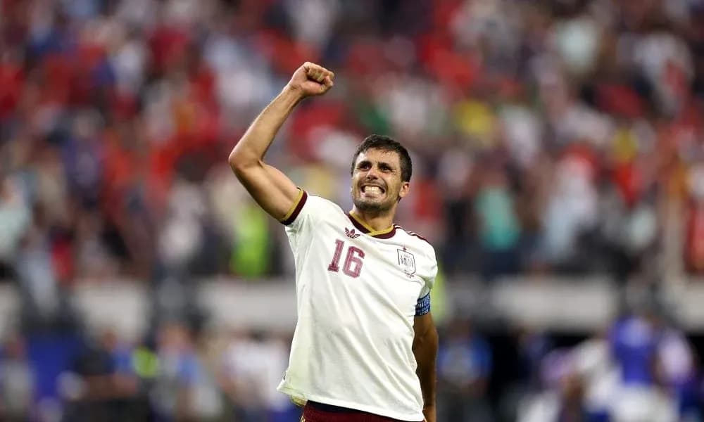 Futbolçu qələbə sevincini qeyd edir