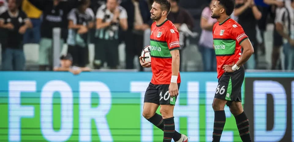 İki futbolçu meydanda top ilə yürüyür