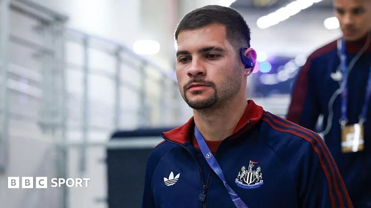 Futbolçu Newcastle forması ilə gəzinti edir