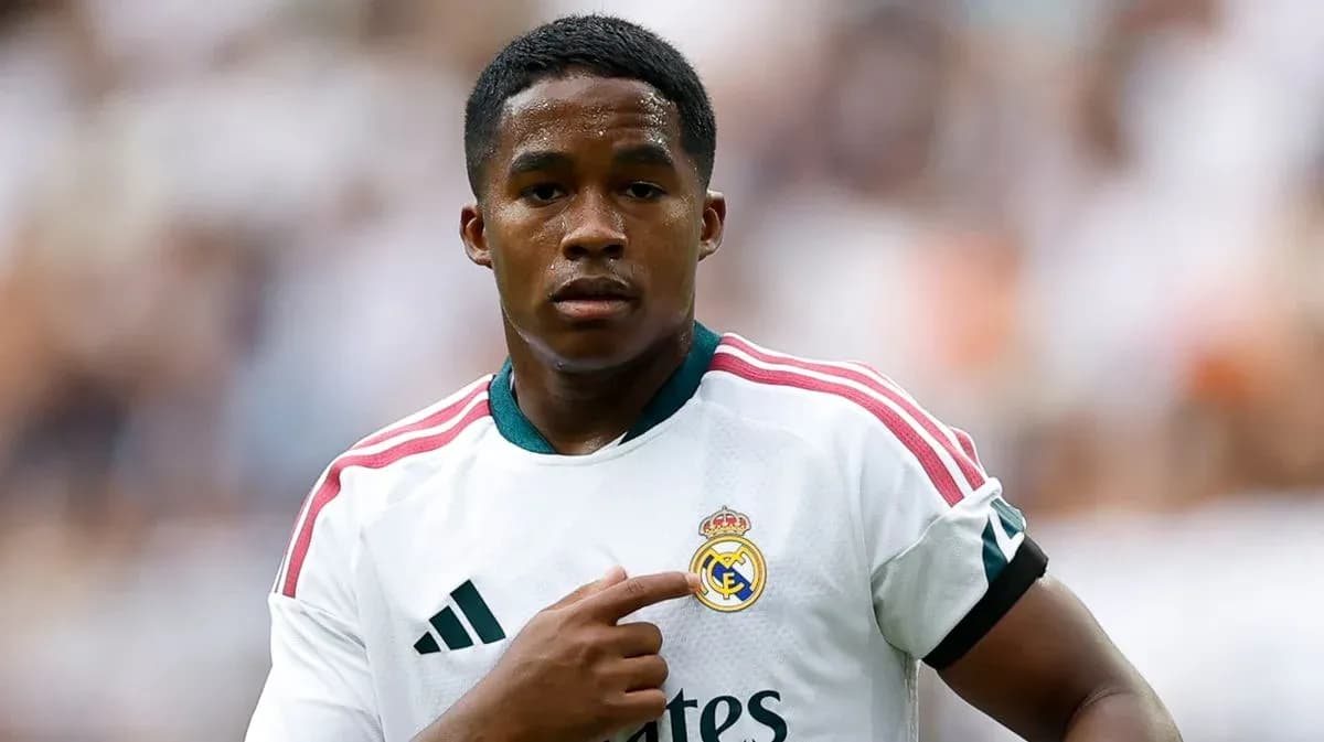 Futbolçu Real Madrid formasında kamera qarşısında