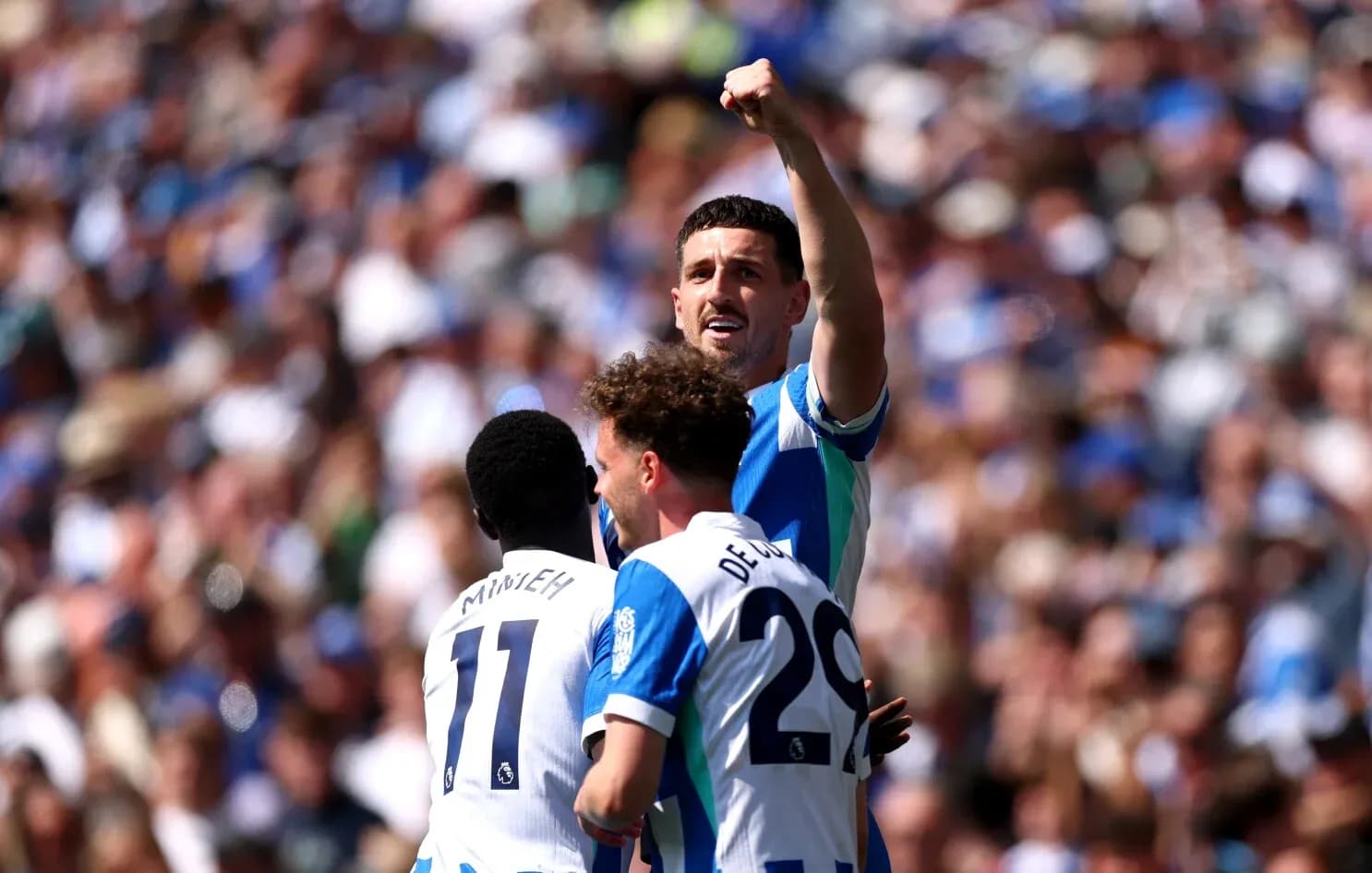 Brighton futbolçuları sevinir