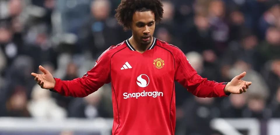 Futbolçu Manchester United formasında meydanda durur