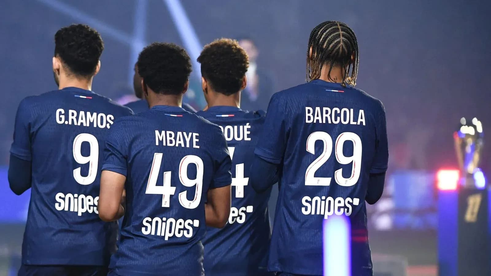 Futbolçuların arxadan görünüşü, forma nömrələri ilə