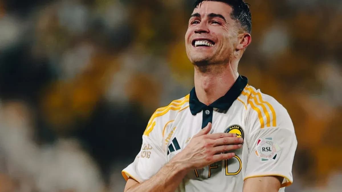 Futbolçu sevinclə ürəyini tutaraq gülümsəyir