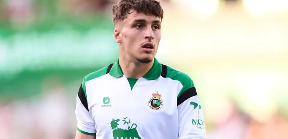Futbolçu oyun zamanı geyindiyi forma ilə