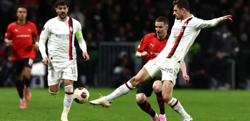 AC Milan və Benfica oyunu zamanı topa zərbə