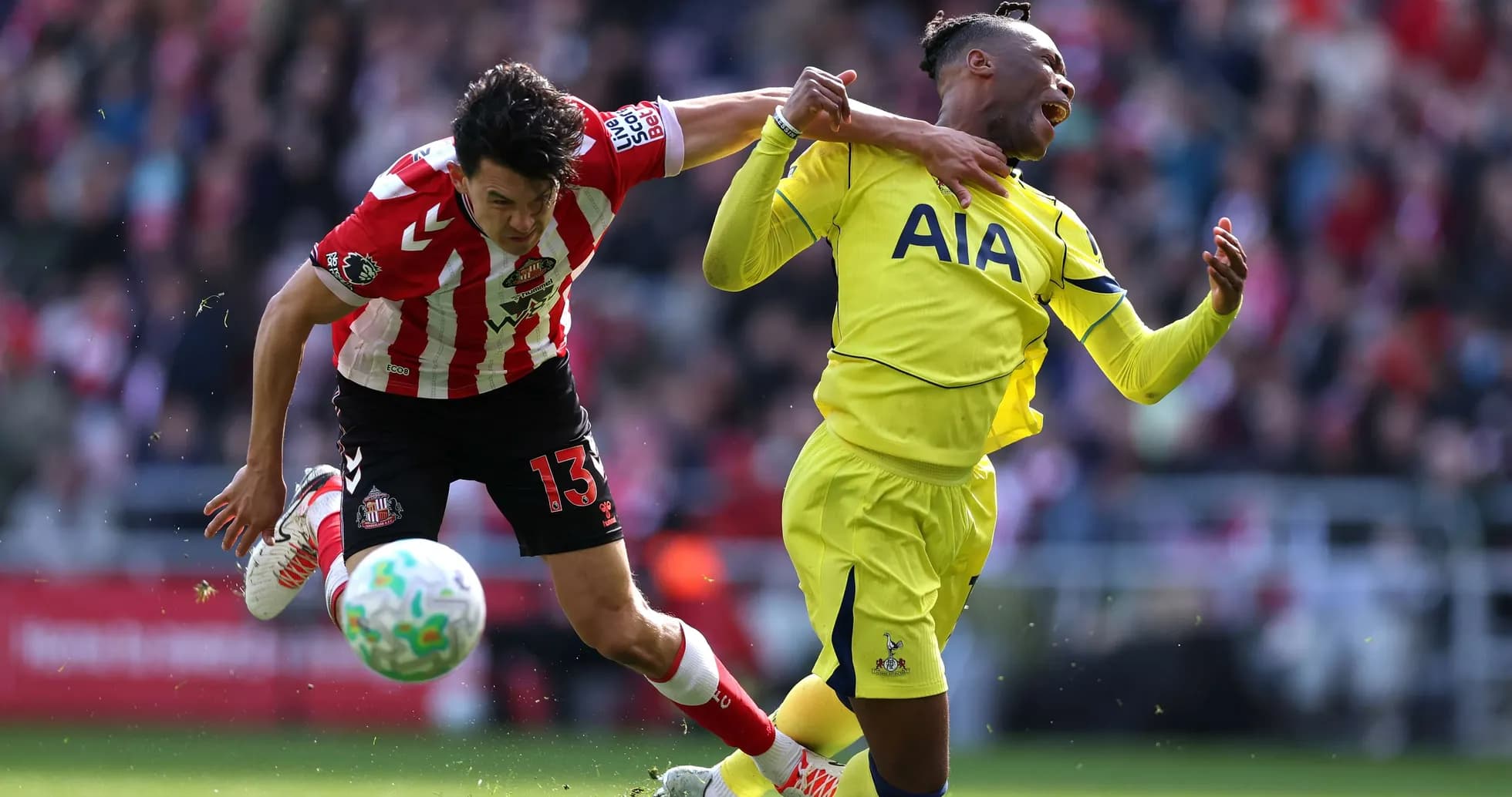 Sunderland və Tottenham oyunçuları mübarizə aparır