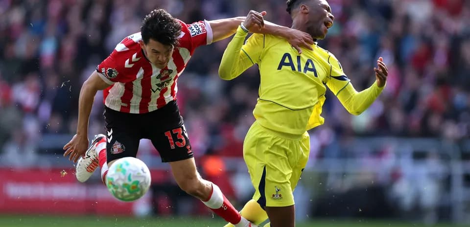 Sunderland və Tottenham oyunçuları mübarizə aparır