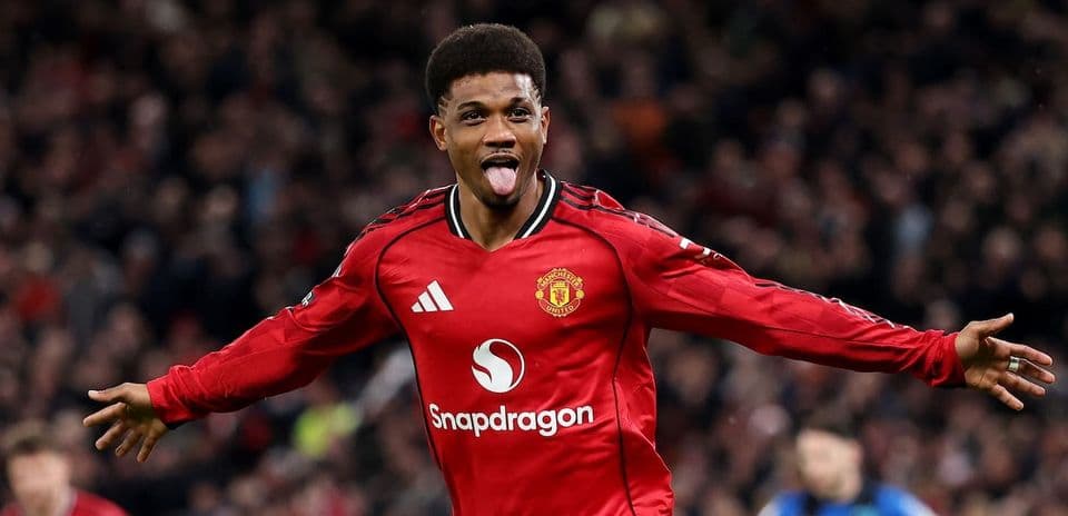 Futbolçu qolu qeyd edərək sevinir, Manchester United