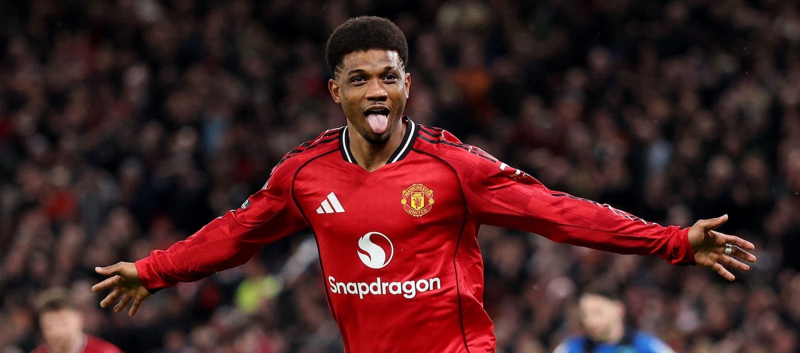 Futbolçu qolu qeyd edərək sevinir, Manchester United