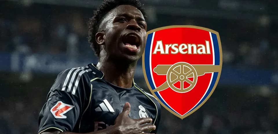 Futbolçu Arsenal logosu önündə qeyd edir