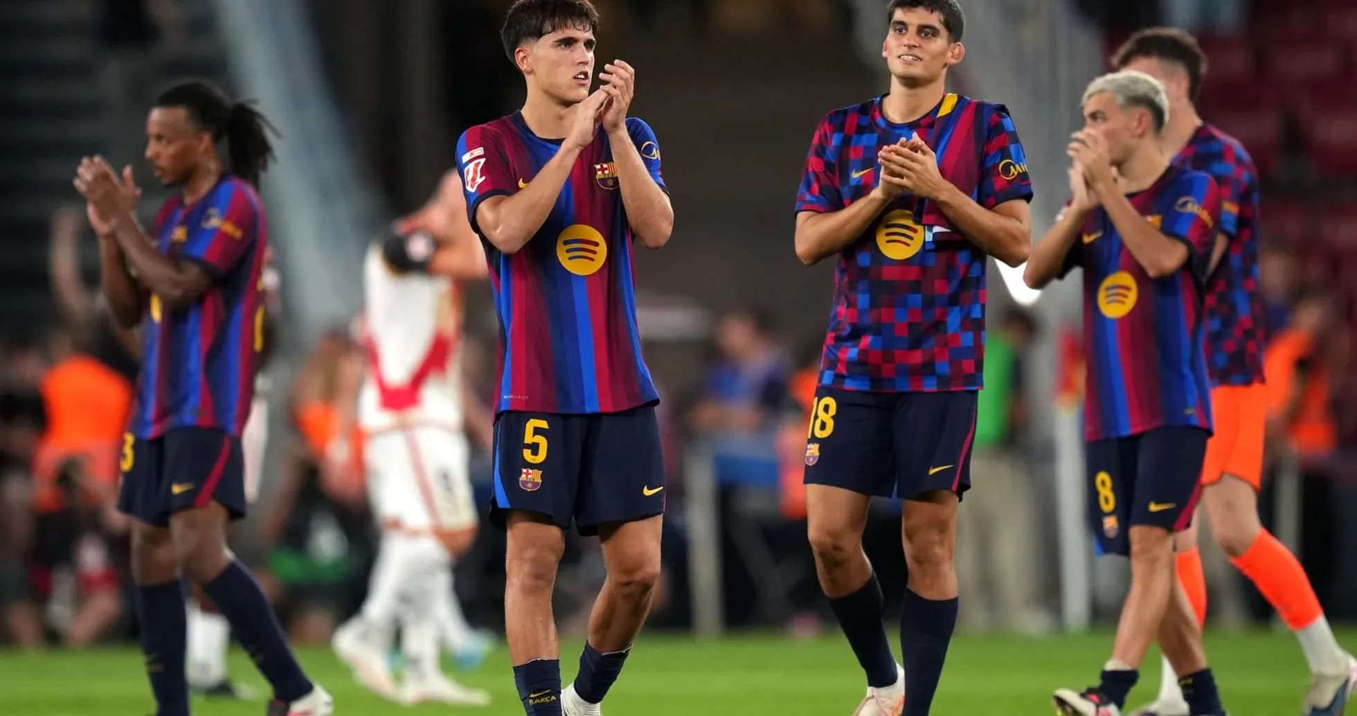 Barcelona futbolçuları alqışlayır