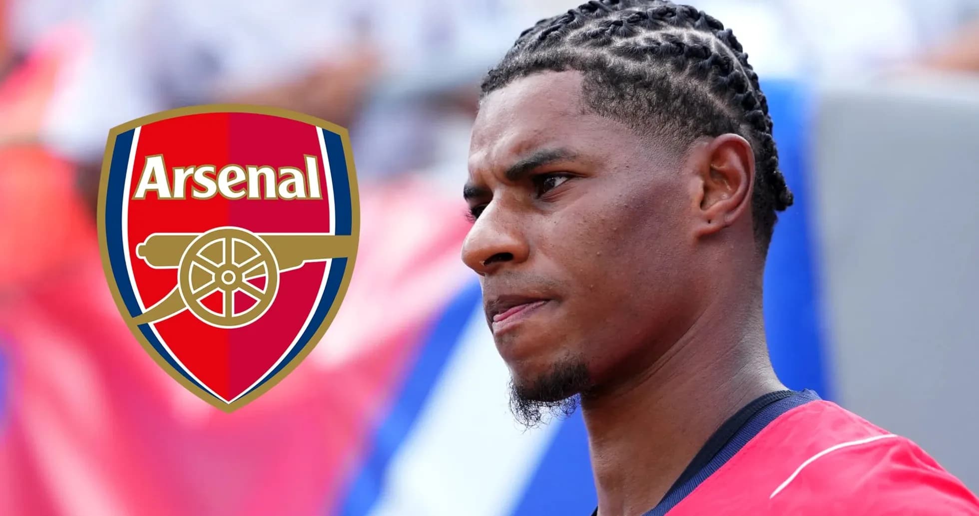 Futbolçu Arsenal logosu ilə yanaşı durur