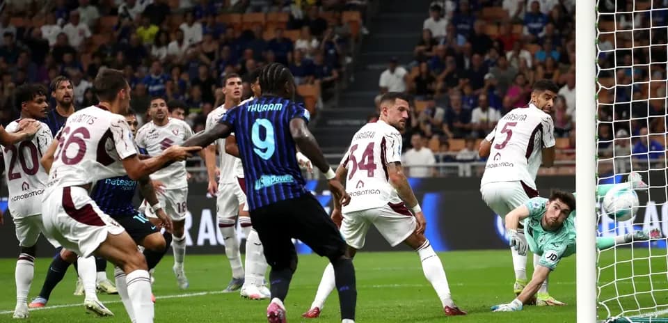 Torino və İnter oyunçuları top üçün mübarizə aparır