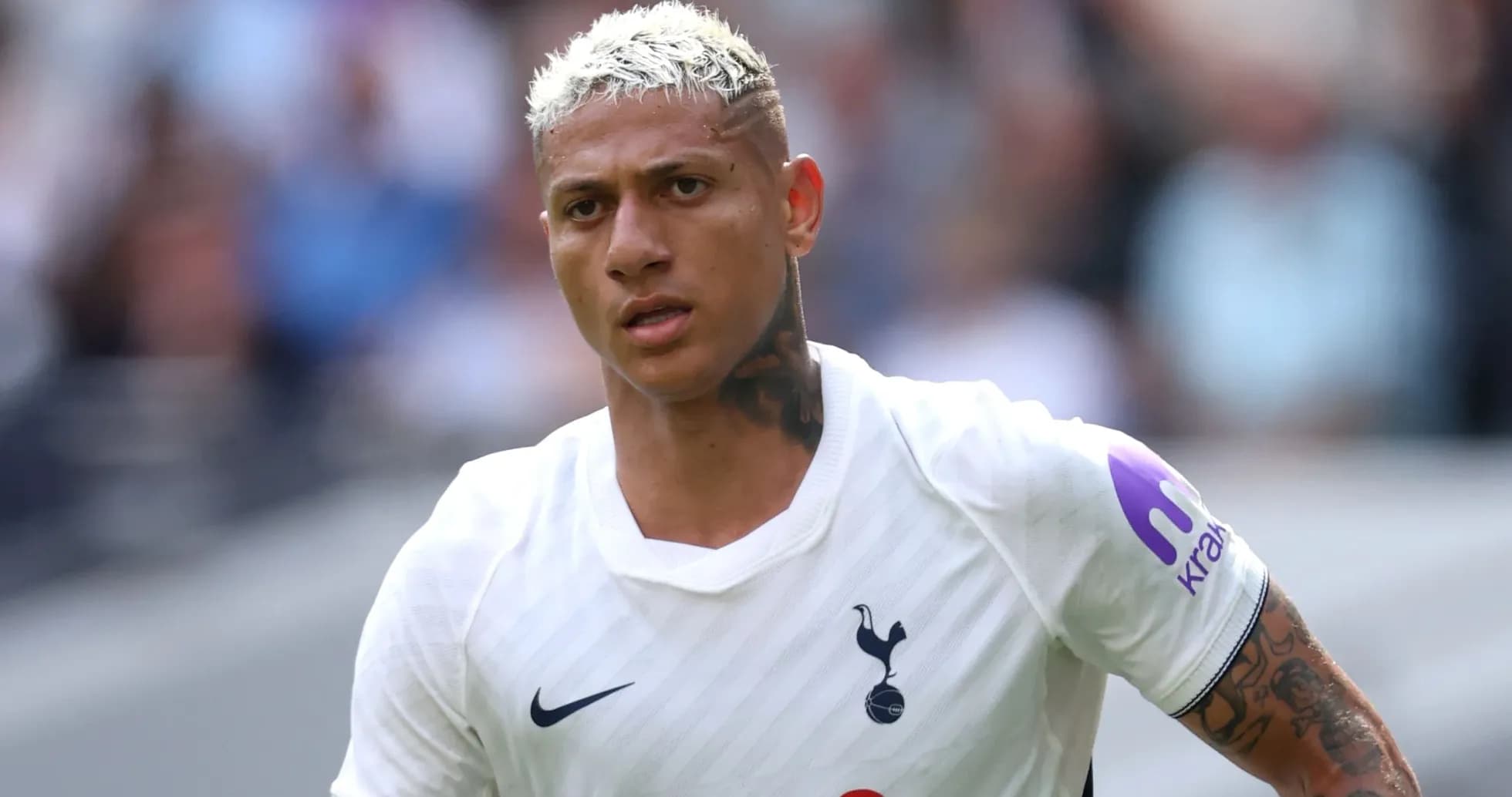 Futbolçu Tottenham formasında oyun sahasında