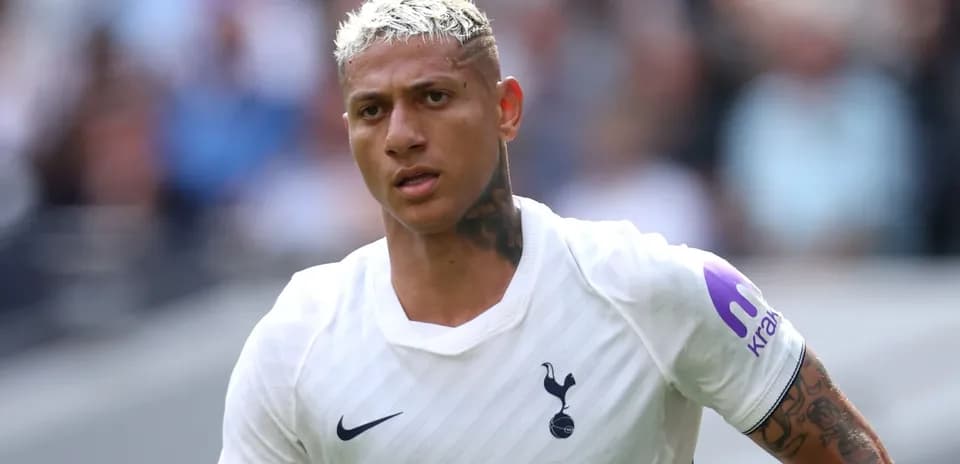 Futbolçu Tottenham formasında oyun sahasında