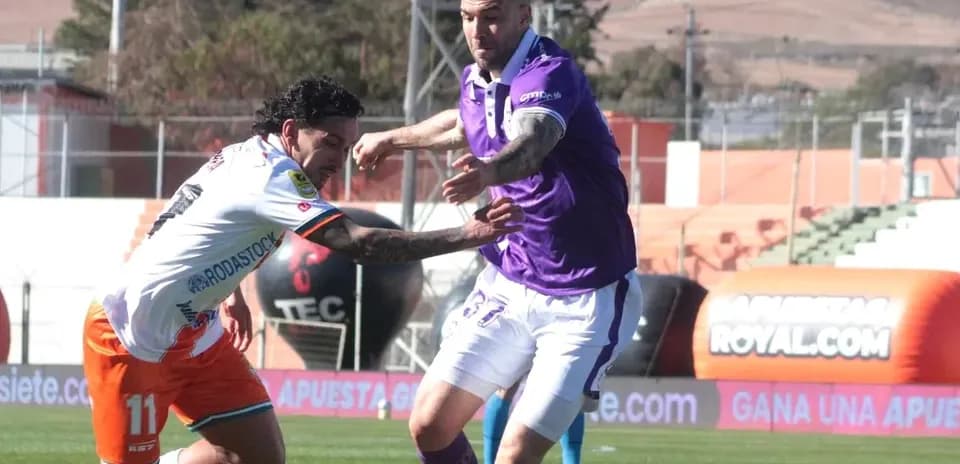 İki futbolçunun top üçün mübarizəsi