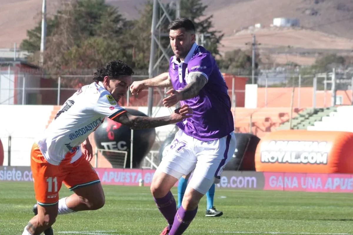 İki futbolçunun top üçün mübarizəsi