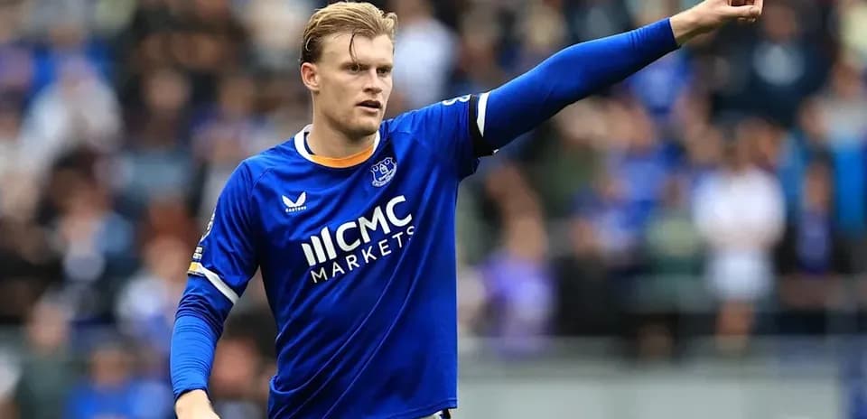 Futbolçu Everton formasında meydanda oynayır