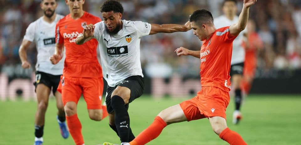 Real Sociedad və Valencia oyunçuları mübarizə aparır