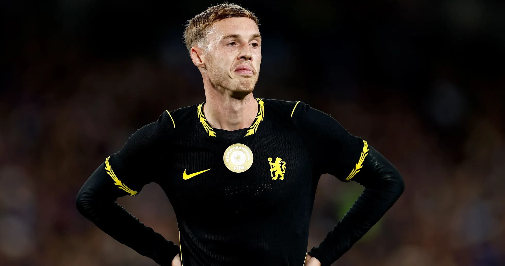 Futbolçu Chelsea formasında meydanda durur