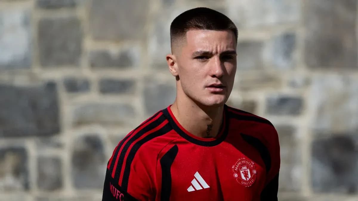 Futbolçu məşq zamanı qırmızı forma geyinib