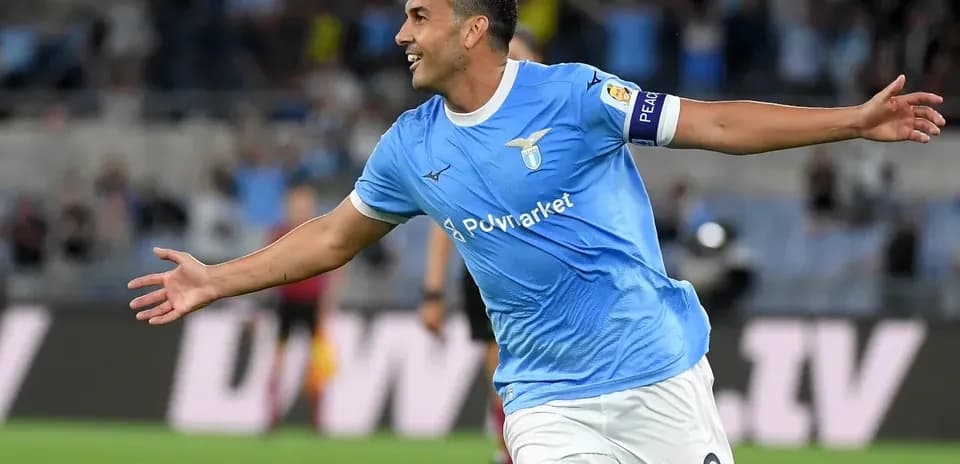 Futbolçu qol vurduqdan sonra sevinir