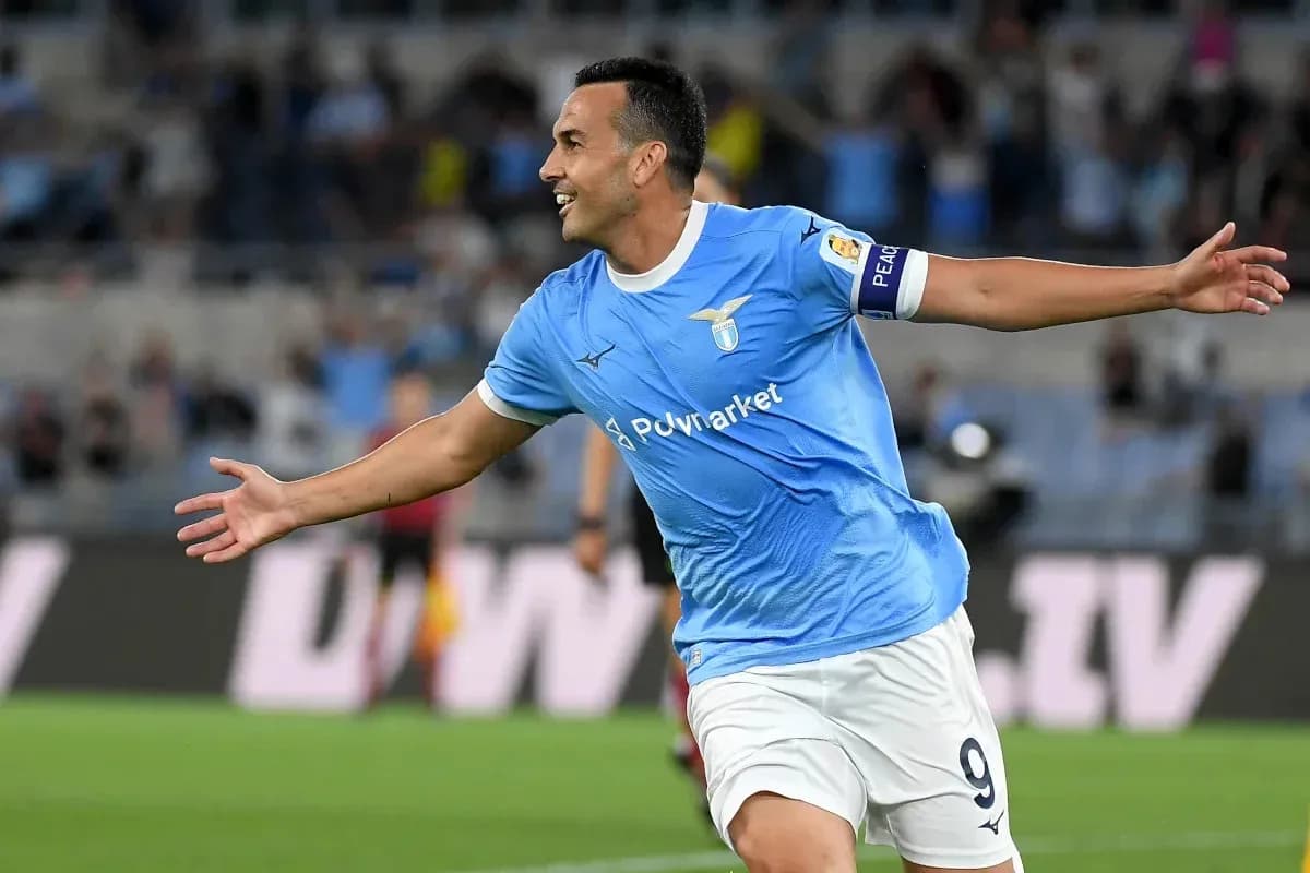 Futbolçu qol vurduqdan sonra sevinir