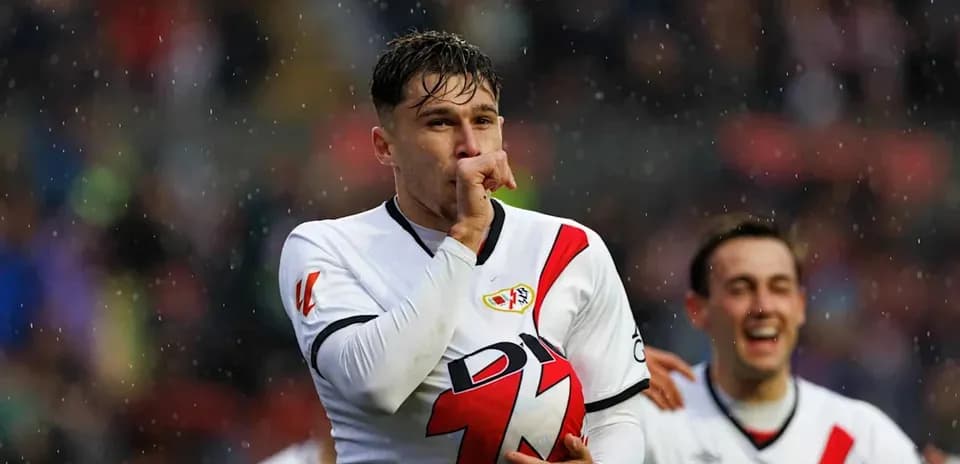 Futbolçu qol vurduqdan sonra sevinir