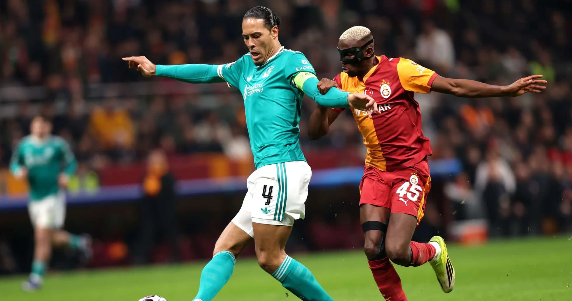 Liverpool və Qalatasaray oyununda mübarizə
