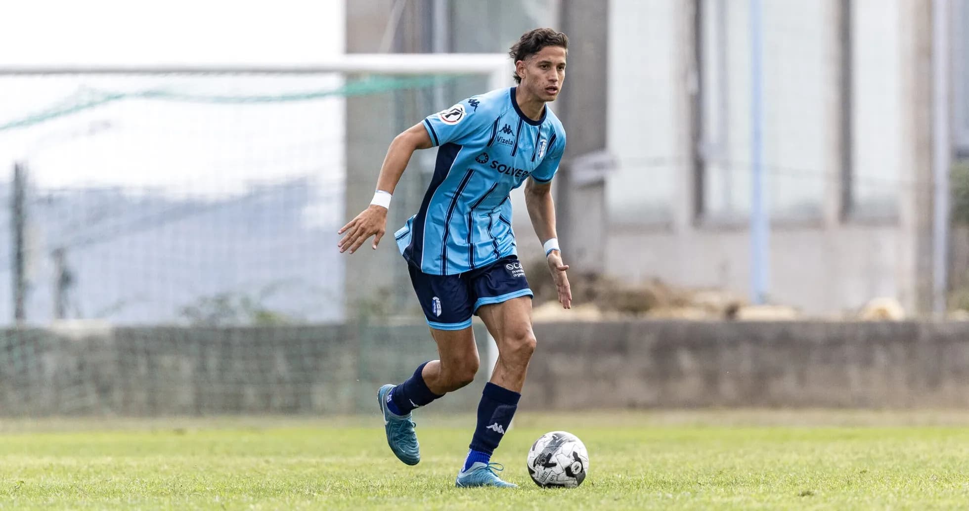 Vizela U23 futbolçusu topu idarə edir