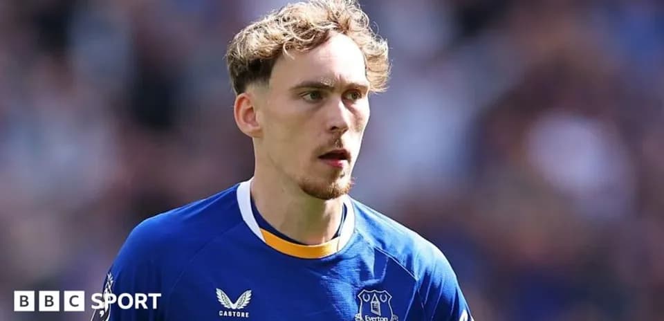 Futbolçu Everton formasında sahəyə çıxır